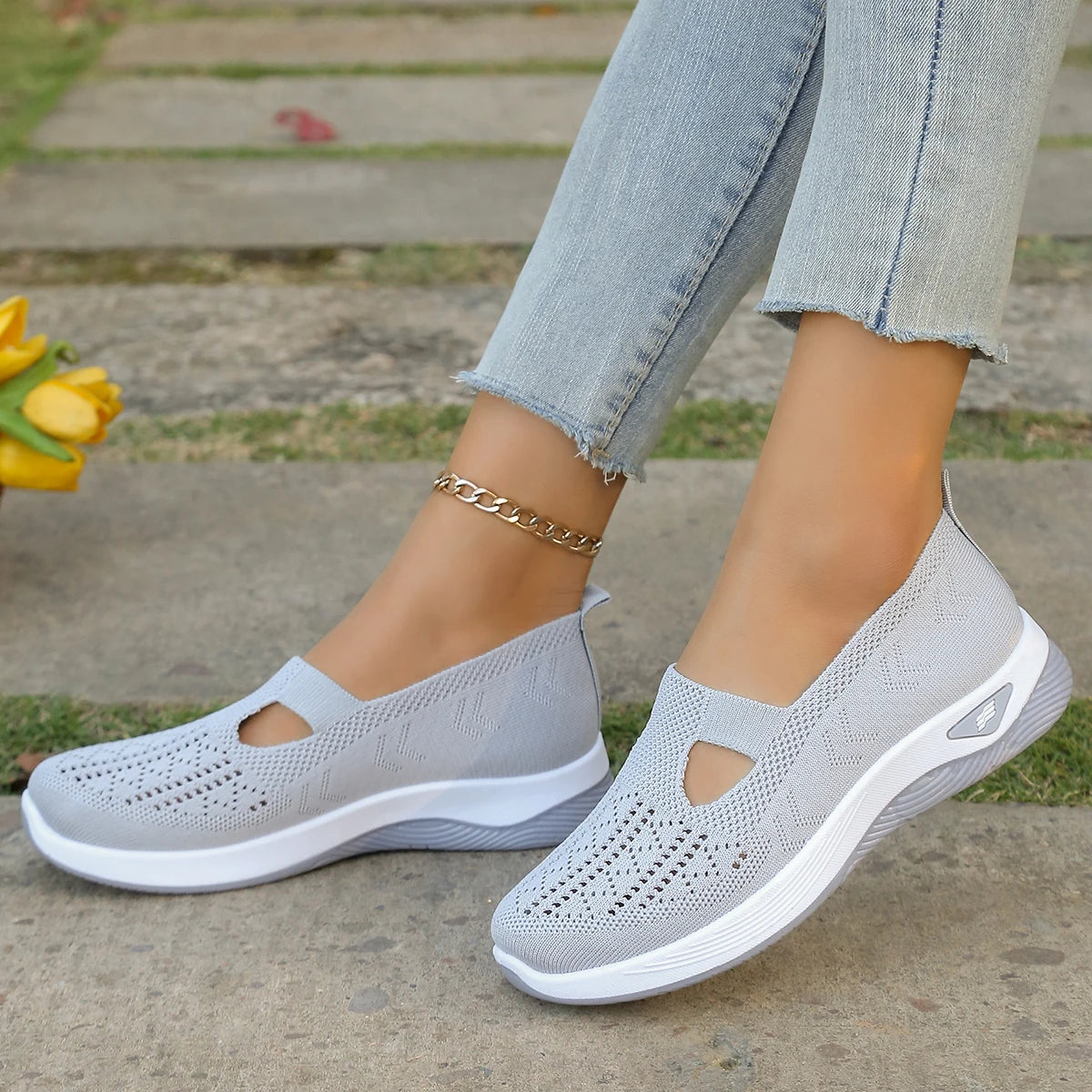 Women's shoes, women's casual shoes, solid color breathable sports shoes, soft-soled lightweight walking shoes, low-top knitted