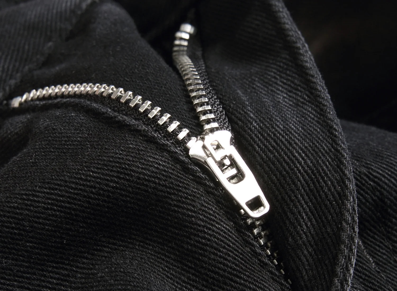 Men's high-street ripped jeans with floral embroidery patchwork, trendy street-style distressed flared jeans