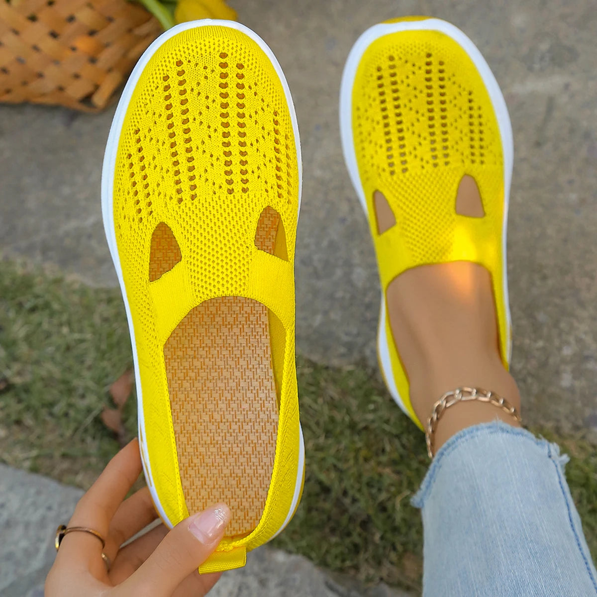 Women's shoes, women's casual shoes, solid color breathable sports shoes, soft-soled lightweight walking shoes, low-top knitted